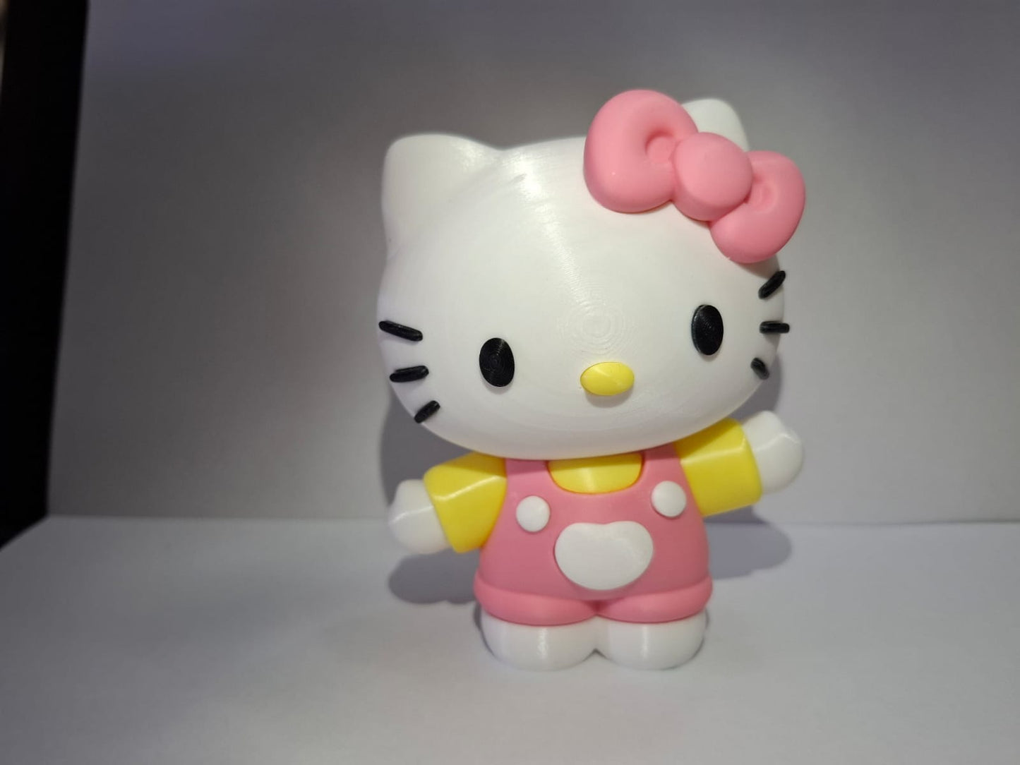 Figura Hello Kitty coleccionable 3D en blanco, rosa y amarillo