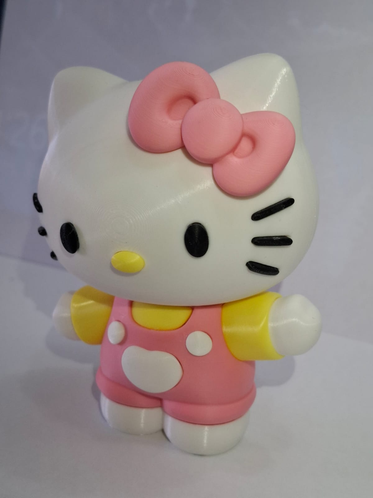 Vista cercana de figura Hello Kitty coleccionable 3D