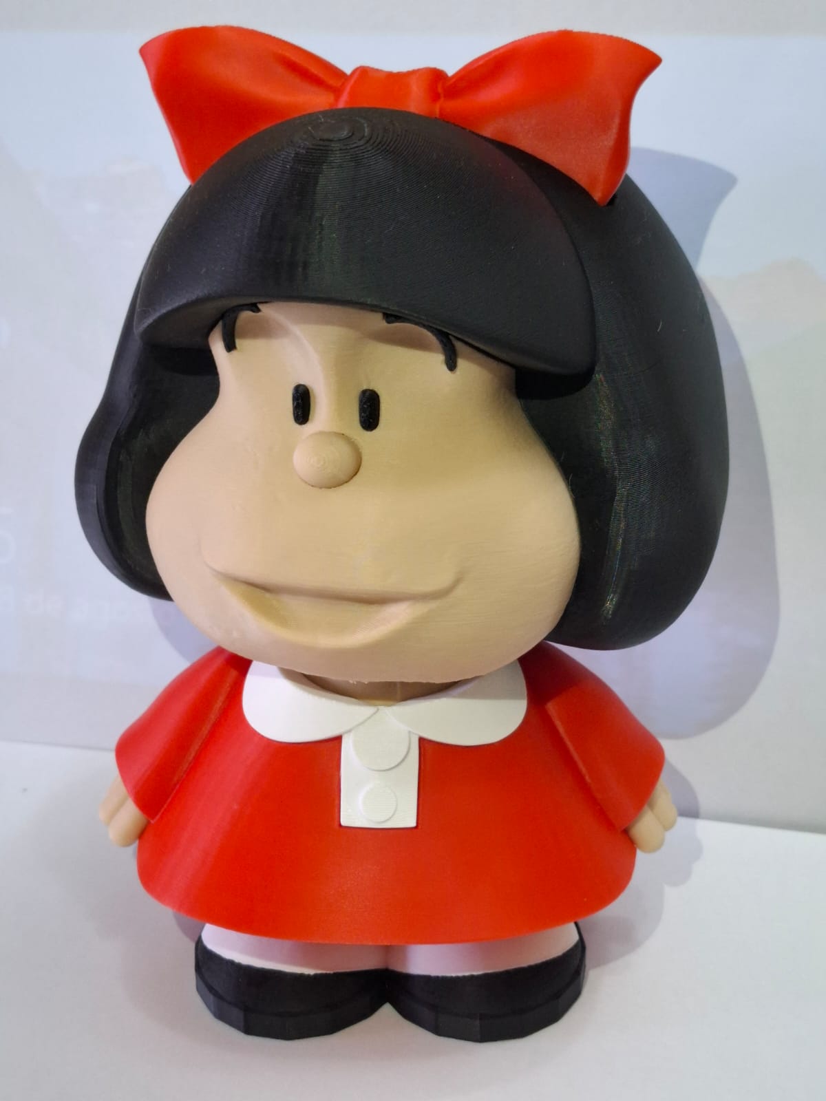Figura Mafalda coleccionable 3D con vestido rojo y lazo