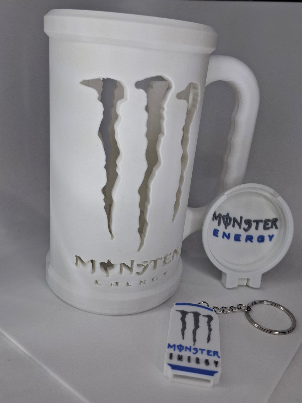 Portalatas Monster Energy blanco con accesorios