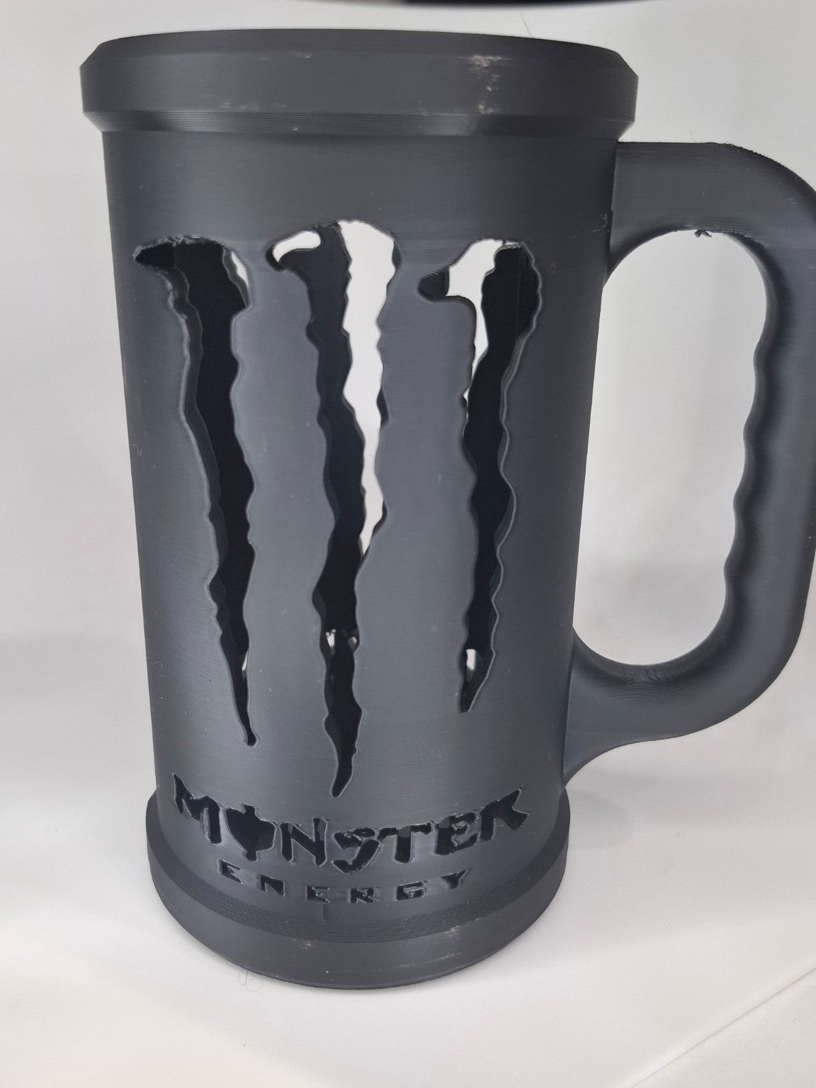 Portalatas Monster Energy negro vista frontal cercana